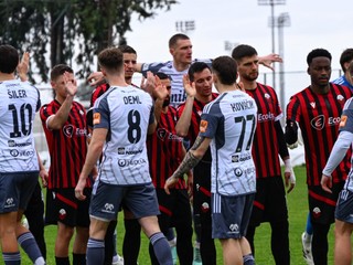 Futbalisti FK Železiarne Podbrezová a hráči Tetovo Škendija.