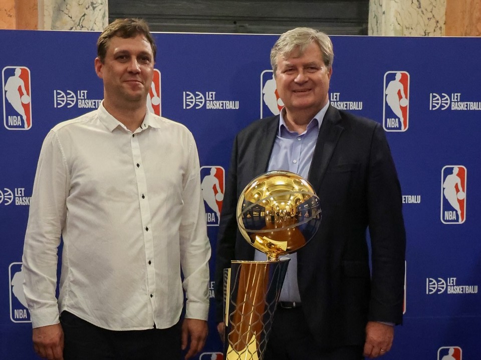 Prezident ČBF Miroslav Jansta a prezident SBA Michal Ondruš na spoločnej fotografii s trofejou pre víťaza NBA.