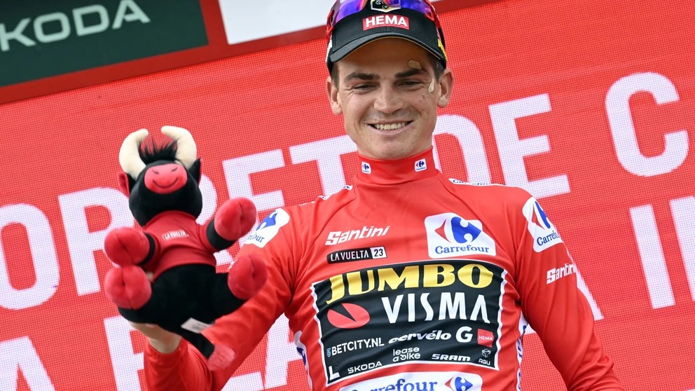 Sepp Kuss v červenom drese lídra pretekov Vuelta a Espaňa 2023.