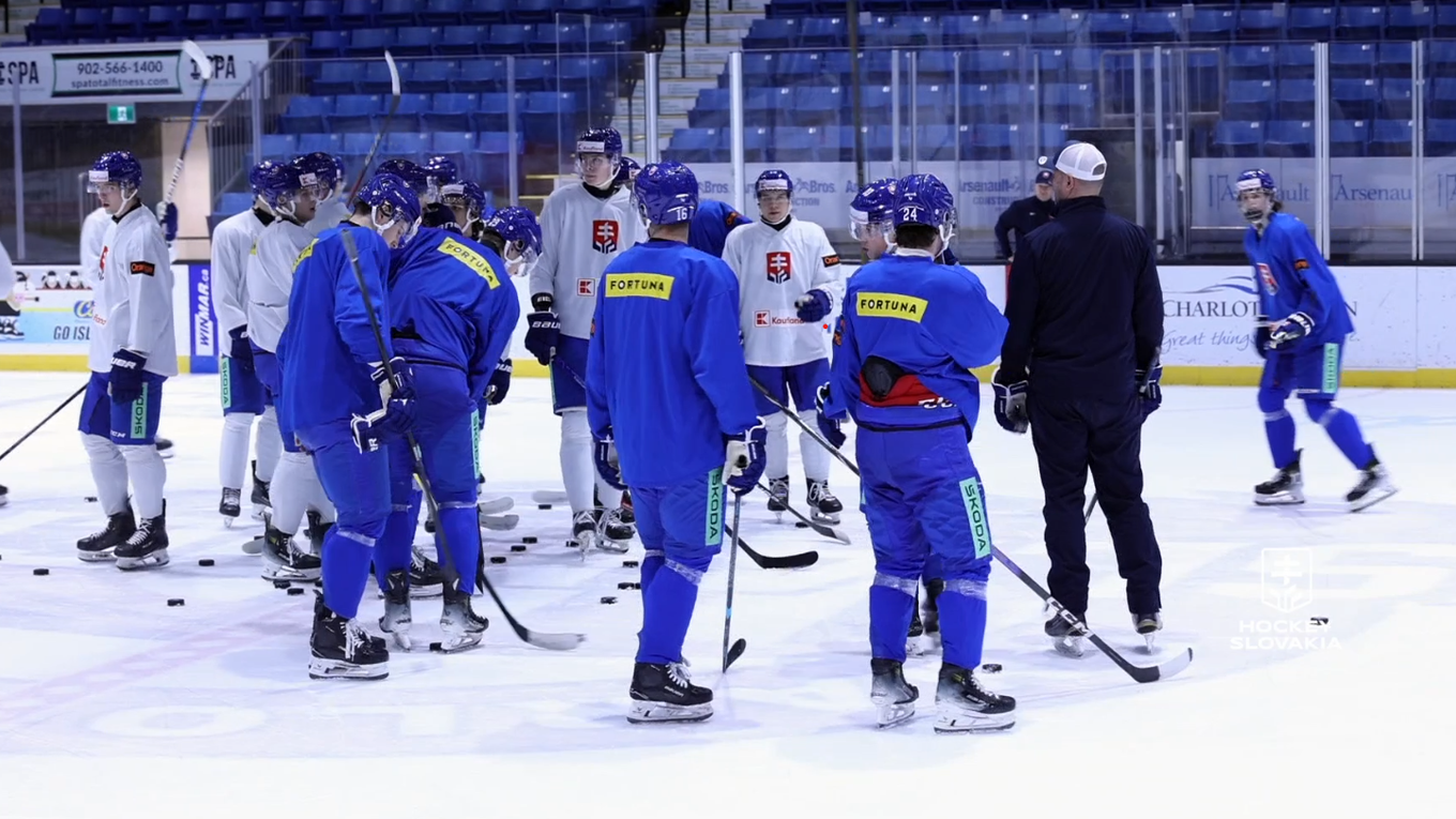 Slovenskí hokejisti do 20 rokov počas tréningu