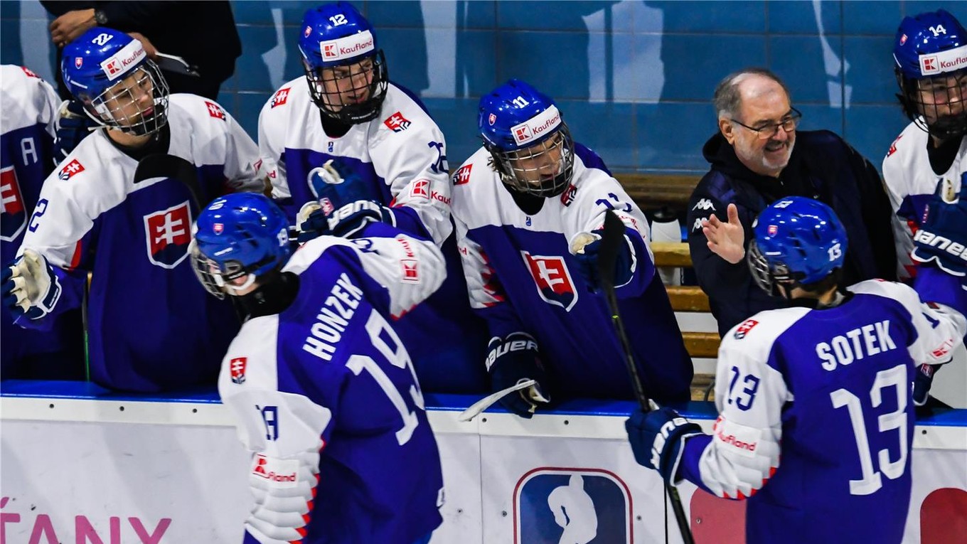 Slovenskí hokejisti do 18 rokov sa tešia z gólu. 
