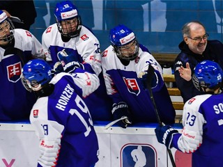 Slovenskí hokejisti do 18 rokov sa tešia z gólu. 