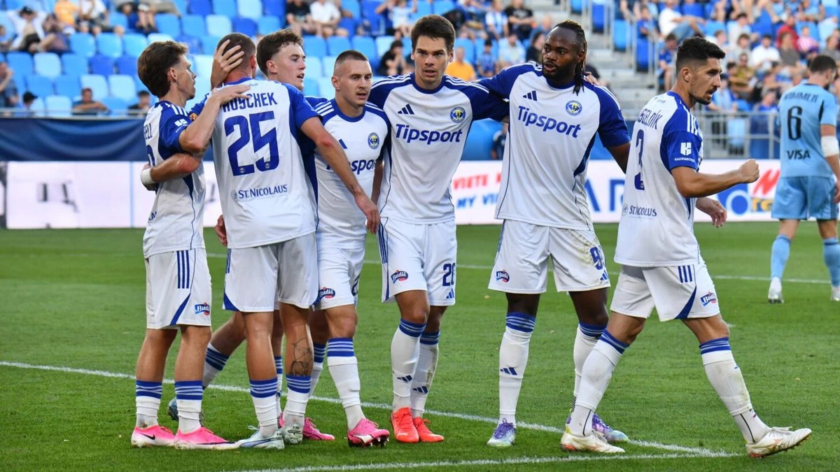 Luka Lemiško (číslo 20) sa teší so spoluhráčmi z gólu v zápase proti Slovanu Bratislava.
