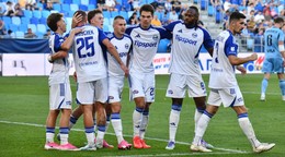 Luka Lemiško (číslo 20) sa teší so spoluhráčmi z gólu v zápase proti Slovanu Bratislava.
