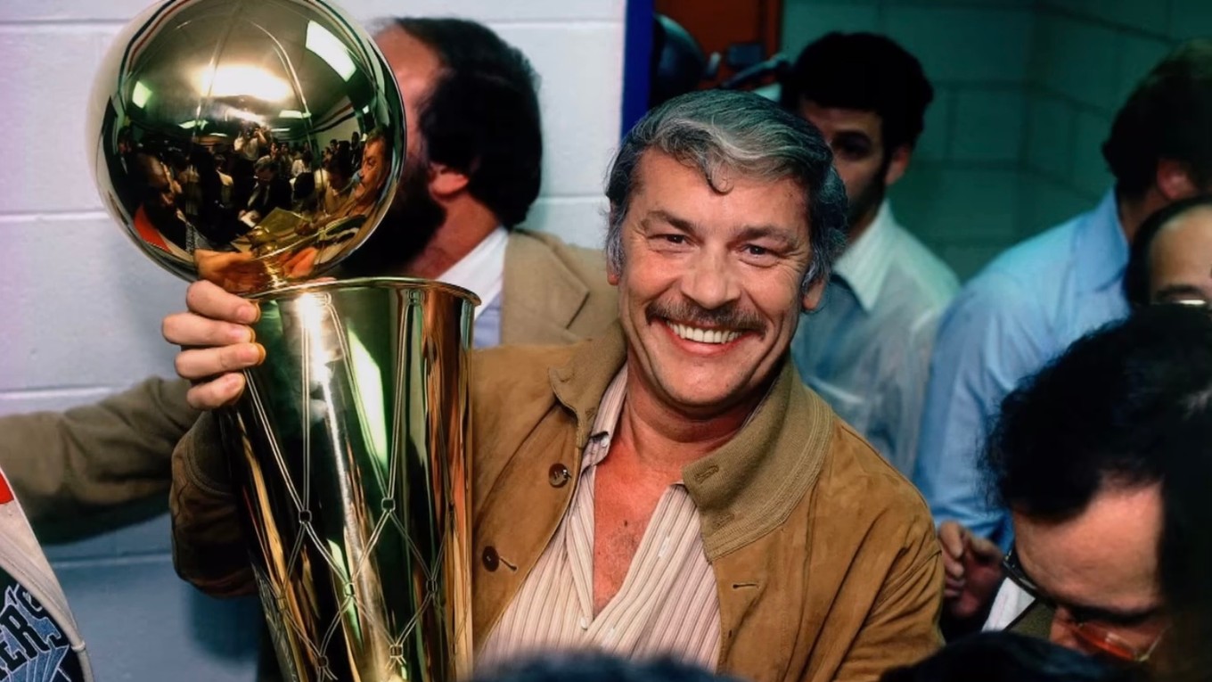 Jerry Buss s titulom šampióna NBA v roku 1980.