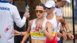 Hana Černá počas chodeckého polmaratónu na ME v atletike 2026.