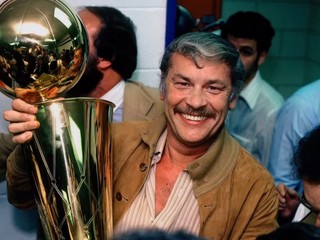 Jerry Buss s titulom šampióna NBA v roku 1980.