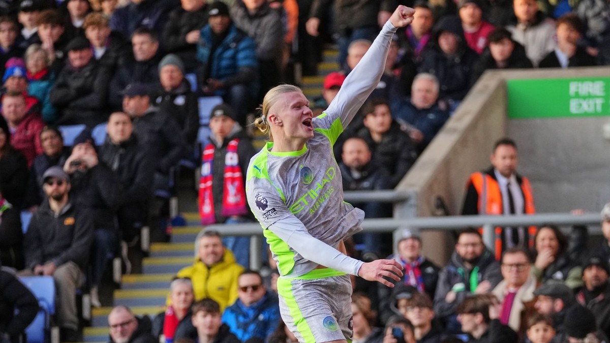 Erling Haaland oslavuje gól.