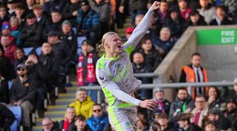 Erling Haaland oslavuje gól.