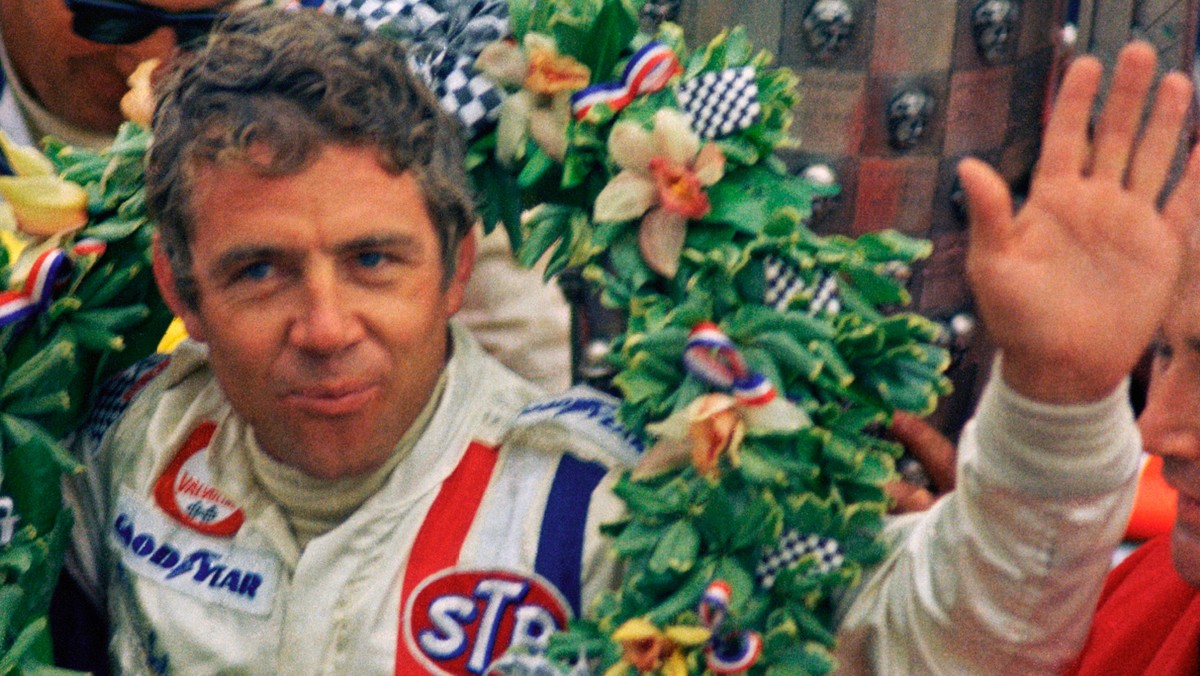 Gordon Johncock sa teší z víťazstva v pretekoch Indianapolis 500 v Indianapolise.