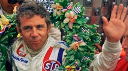 Gordon Johncock sa teší z víťazstva v pretekoch Indianapolis 500 v Indianapolise.