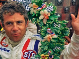 Gordon Johncock sa teší z víťazstva v pretekoch Indianapolis 500 v Indianapolise.