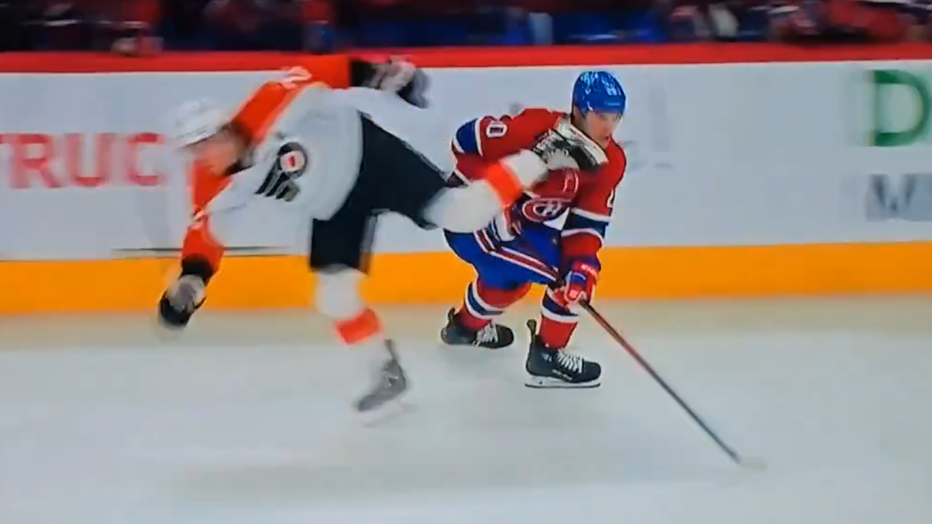 Juraj Slafkovský zasiahnutý korčuľou.