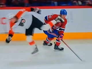 Juraj Slafkovský zasiahnutý korčuľou.