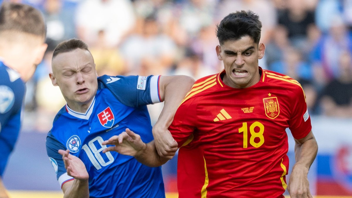 Nino Marcelli (vľavo) a Gerard Martín v zápase Slovensko - Španielsko v skupine A na EURO U21 2025 (ME vo futbale do 21 rokov).