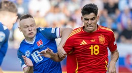 Nino Marcelli (vľavo) a Gerard Martín v zápase Slovensko - Španielsko v skupine A na EURO U21 2025 (ME vo futbale do 21 rokov).