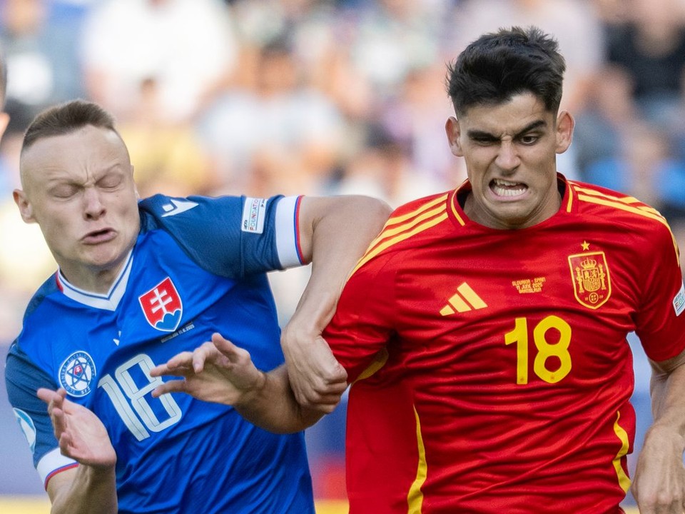 Nino Marcelli (vľavo) a Gerard Martín v zápase Slovensko - Španielsko v skupine A na EURO U21 2025 (ME vo futbale do 21 rokov).