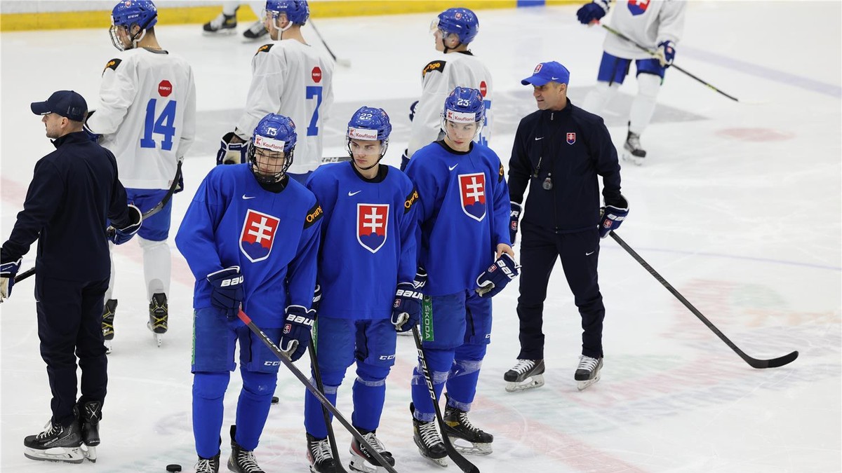 Slovenskí hokejisti na tréningu pred MS v hokeji do 20 rokov 2024.