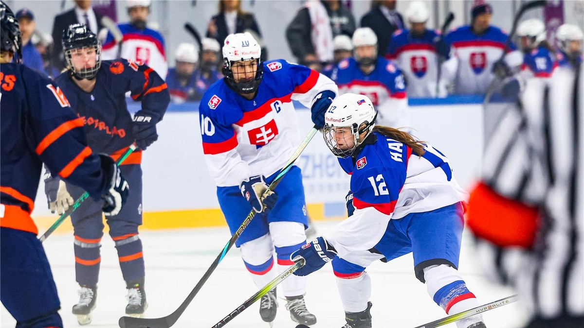 Lucia Halušková (vpravo) a kapitánka Janka Hlinková v zápase Slovensko - Holandsko na turnaji 1-A divízie MS v hokeji žien 2025.