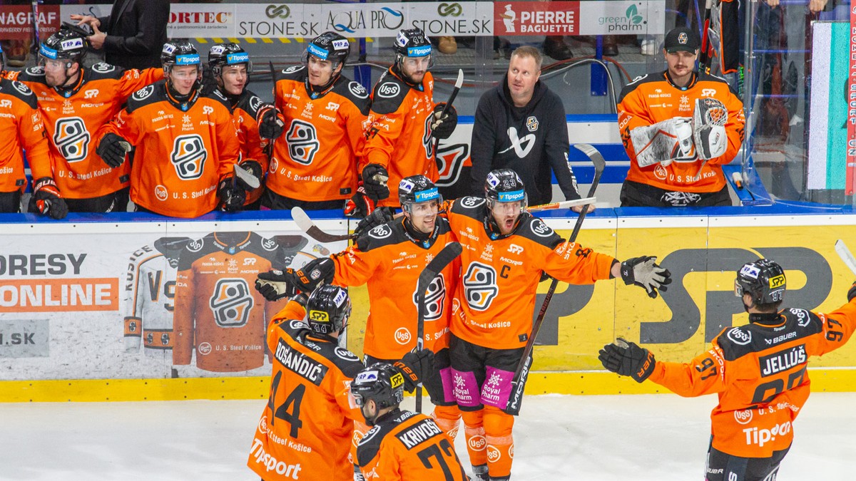 Hráči Košíc sa tešia z gólu.