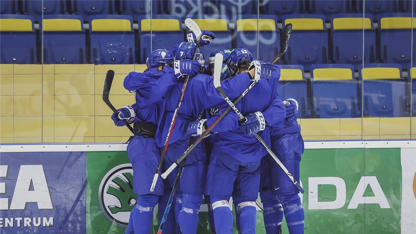 Radosť slovenských hokejistov do 20 rokov na turnaji v Poprade. 