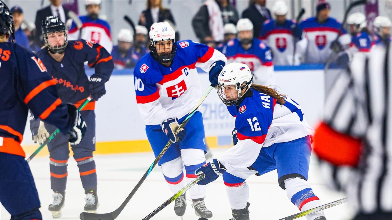 Lucia Halušková (vpravo) a kapitánka Janka Hlinková v zápase Slovensko - Holandsko na turnaji 1-A divízie MS v hokeji žien 2025.