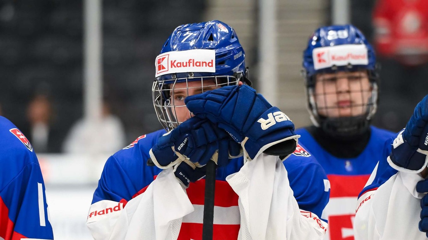 Slovenskí hokejisti po prehre s Kanadou v semifinále MS v hokeji do 18 rokov 2025.