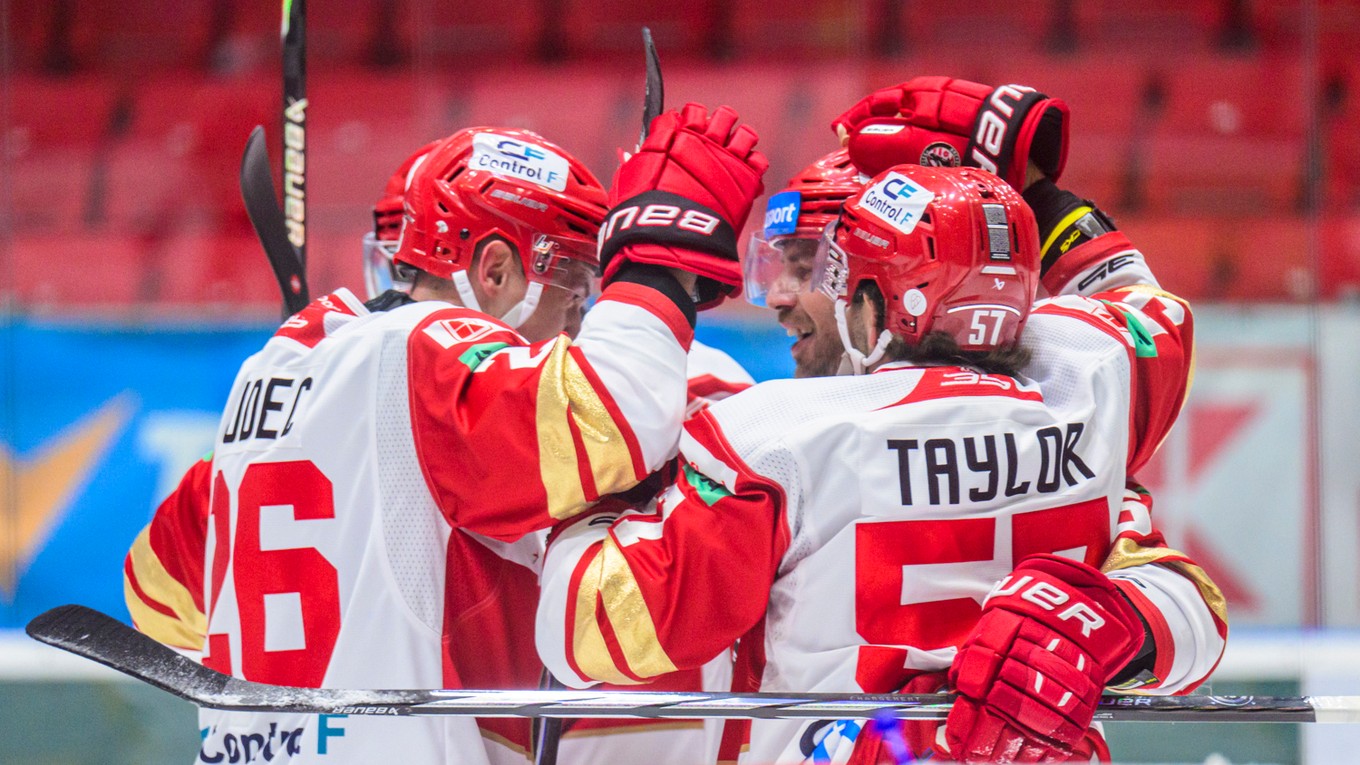 Hokejisti Prešova sa tešia z gólu.