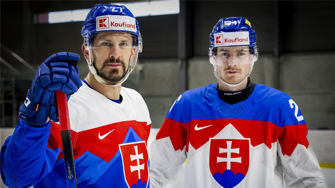Nové dresy slovenskej hokejovej reprezentácie. Na snímke slovenskí hokejisti Marek Hrivík (vľavo) a Peter Cehlárik (vpravo).