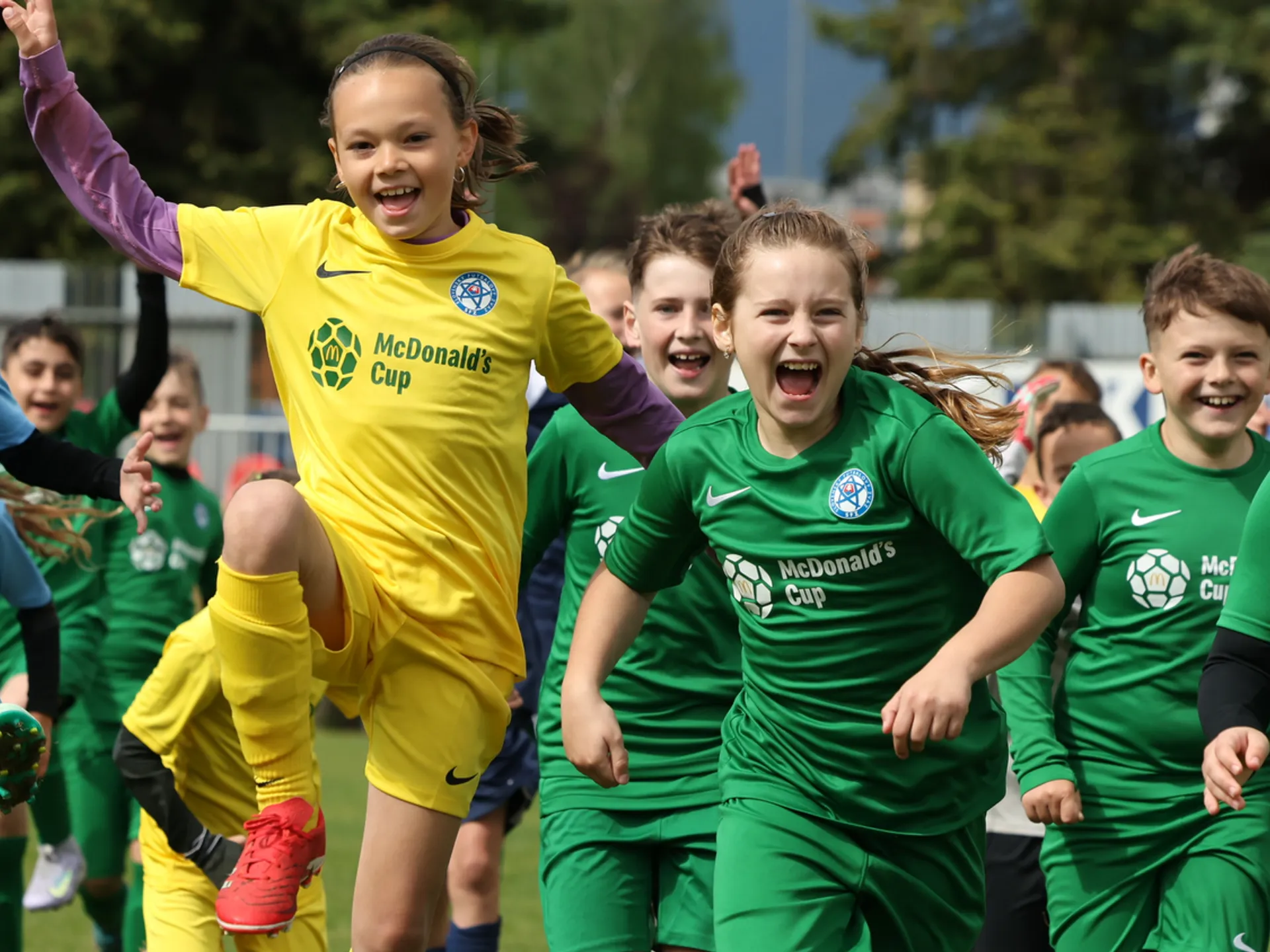 GRASSROOTS – Futbalová horúčka štartuje, na ihriská vybiehajú tisícky detí