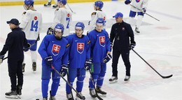 Slovenskí hokejisti na tréningu pred MS v hokeji do 20 rokov 2024.