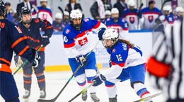 Lucia Halušková (vpravo) a kapitánka Janka Hlinková v zápase Slovensko - Holandsko na turnaji 1-A divízie MS v hokeji žien 2025.