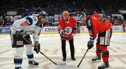 Vladimír Stránský vhadzuje čestné buly v roku 2018 s vnukom Šimonom Stránským.
