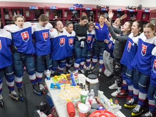 Slovenské hokejistky sa tešia z triumfu nad USA na Svetovej zimnej univerziáde 2023.