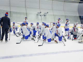 Slovenskí hokejisti do 20 rokov počas tréningu.