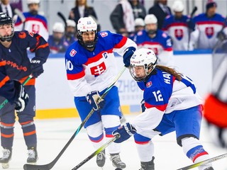 Lucia Halušková (vpravo) a kapitánka Janka Hlinková v zápase Slovensko - Holandsko na turnaji 1-A divízie MS v hokeji žien 2025.