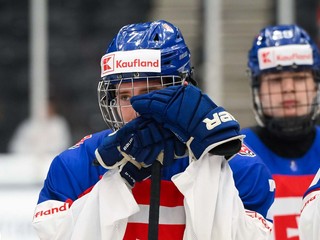 Slovenskí hokejisti po prehre s Kanadou v semifinále MS v hokeji do 18 rokov 2025.