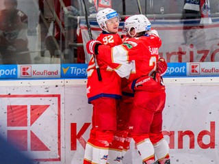 Hokejisti Liptovského Mikuláša oslavujú gól