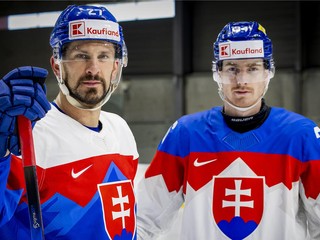 Nové dresy slovenskej hokejovej reprezentácie. Na snímke slovenskí hokejisti Marek Hrivík (vľavo) a Peter Cehlárik (vpravo).