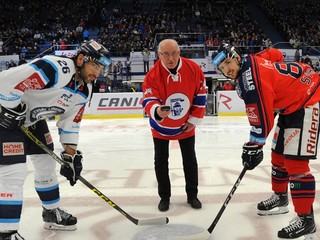 Vladimír Stránský vhadzuje čestné buly v roku 2018 s vnukom Šimonom Stránským.
