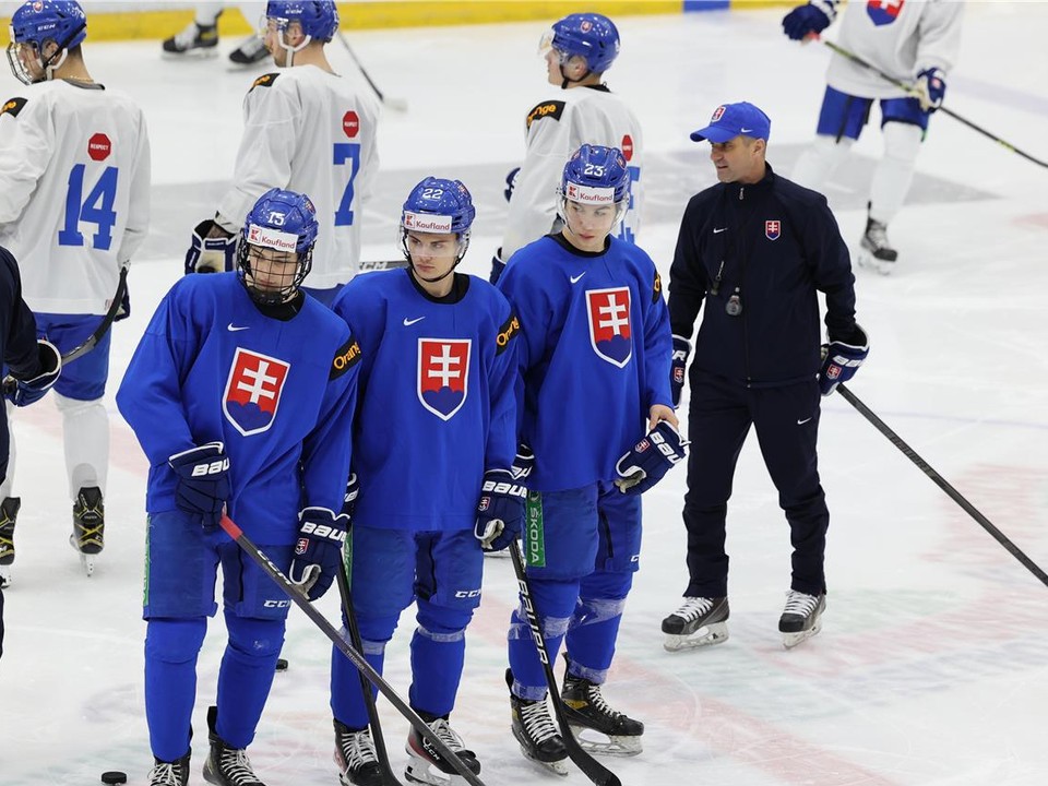 Slovenskí hokejisti na tréningu pred MS v hokeji do 20 rokov 2024.