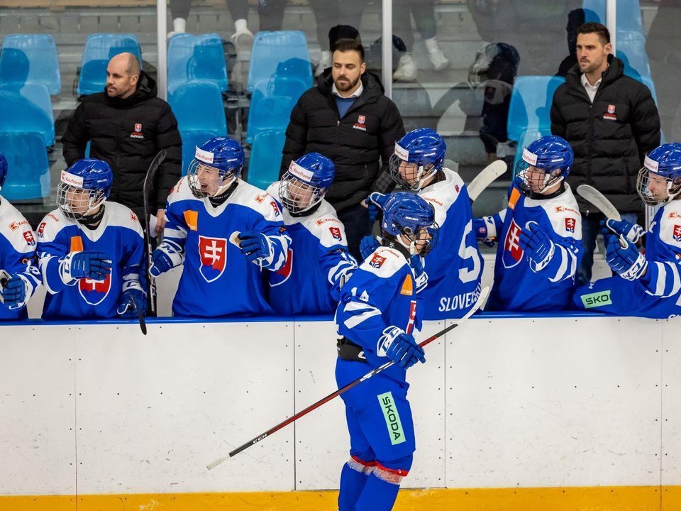 Slovenskí hokejisti do 17 rokov na Turnaji piatich krajín vo švédskom Tranase.