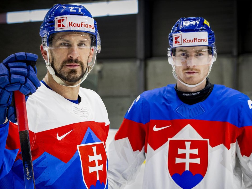 Nové dresy slovenskej hokejovej reprezentácie. Na snímke slovenskí hokejisti Marek Hrivík (vľavo) a Peter Cehlárik (vpravo). 
