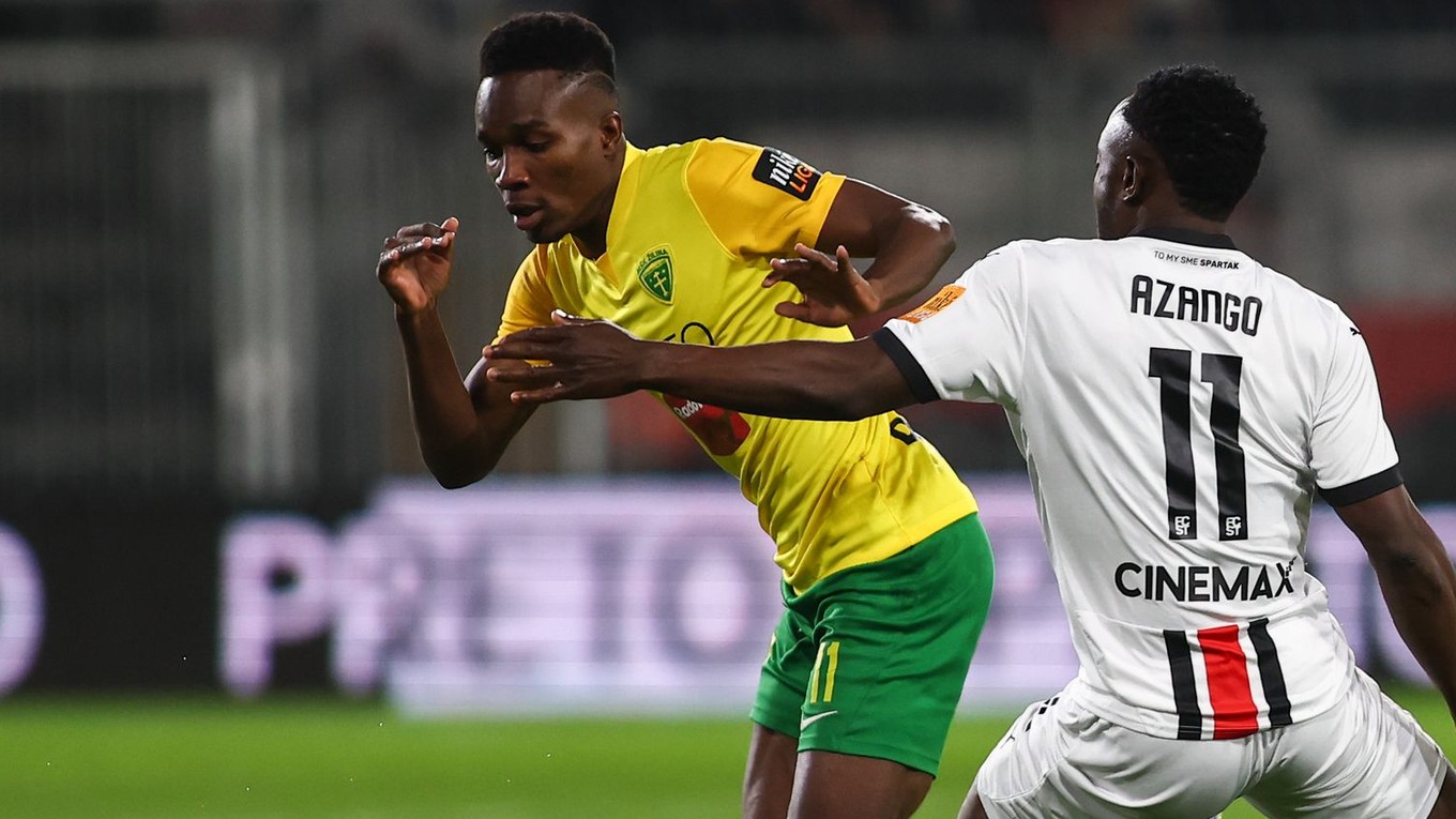 Na snímke zľava Samuel Gidi (Žilina) a Philip Azango (Trnava) bojujú o loptu.