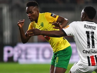 Na snímke zľava Samuel Gidi (Žilina) a Philip Azango (Trnava) bojujú o loptu.