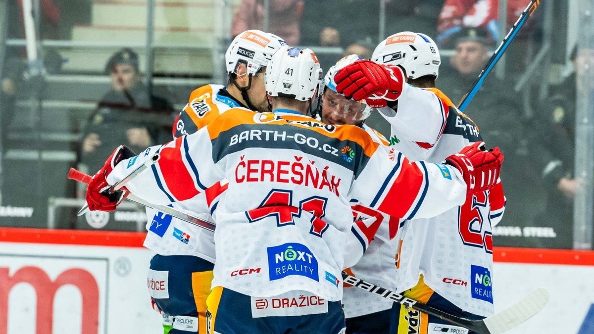 Peter Čerešňák sa teší po strelenom gól so spoluhráčmi z HC Dynamo Pardubice.