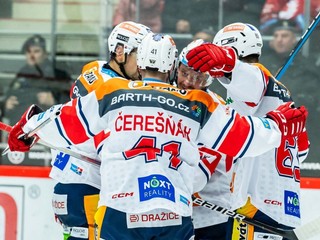 Peter Čerešňák sa teší po strelenom gól so spoluhráčmi z HC Dynamo Pardubice.