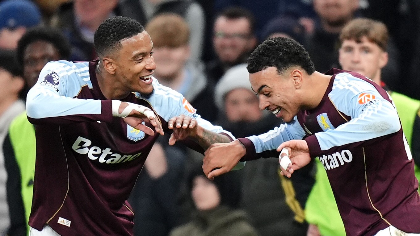 Morgan Rogers (vľavo) sa raduje po strelení gólu v anglickej Premier League.