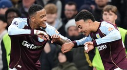 Morgan Rogers (vľavo) sa raduje po strelení gólu v anglickej Premier League.