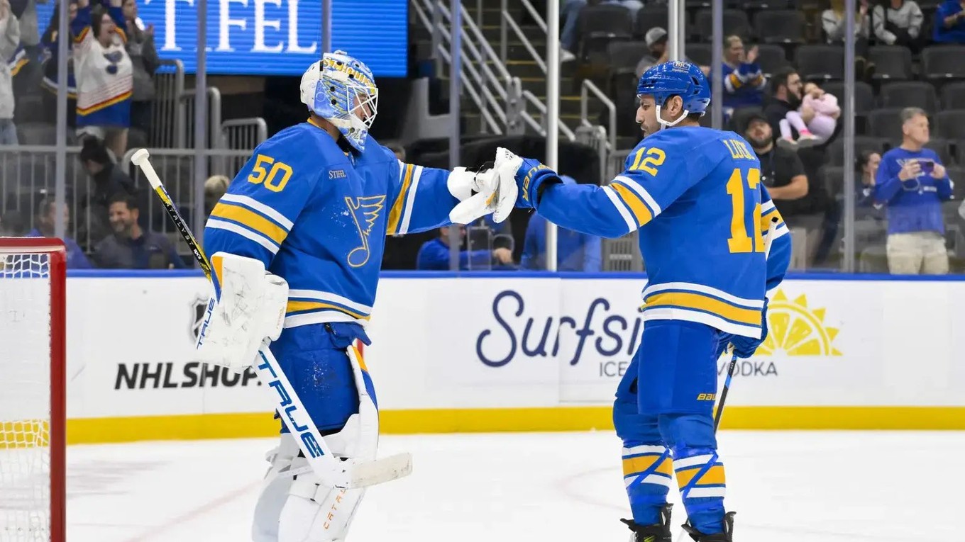 Milan Lucic (vpravo) v drese St. Louis Blues.